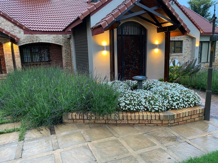 6 Bedroom Property for Sale in Remhoogte AH North West